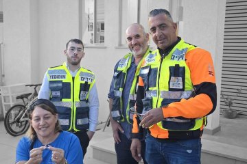 בני דרום: טבעת נתקעה באצבעה של גברת – מתנדבי ידידים חילצו אותה בשלום • ״ידידים הם אלופים״