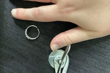 בני ברק: טבעת של אישה נתקעה באצבעה – מתנדב ידידים שחרר את הטבעת וחילץ את האצבע בשלום • “יש רגעים ששווים יותר מכל מבחן”