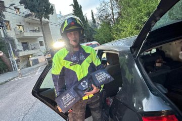 קטמון: תינוק ננעל לבדו ברכב וחולץ במהירות על־ידי מתנדב יחידת האופנועים של ידידים • “הערבות ההדדית ביום השואה ממחישה את המשך קיומו של עם ישראל” • צפו🎥