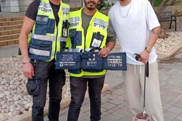 יבנה: שלושה כלבים ננעלו בשגגה ברכב, מתנדבי ידידים חילצו אותם בשלום • ״עזבתי את האוכל ויצאתי מיד לקריאה״