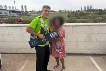 נתניה: פעוט ננעל ברכב וחולץ בשלום על ידי מתנדבי ידידים • “במיוחד בגלל החום הקיצוני הסיפוק הוא עצום”