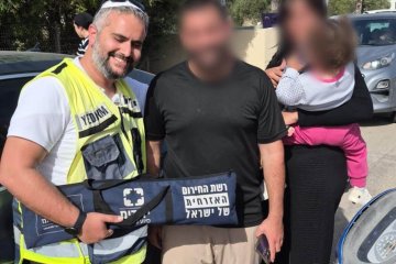 ברכיה: פעוטה ננעלה ברכב וחולצה בשלום על ידי מתנדבי ידידים • “ההורים ובני המשפחה הודו בהתרגשות מרובה”