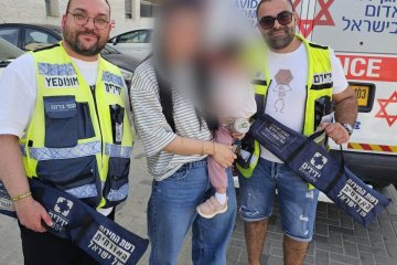 נתיבות: תינוקת ננעלה בשגגה ברכב, מתנדבי ידידים חילצו אותה בשלום • בידידים קוראים להורים לאמץ ״כלל מפתח״
