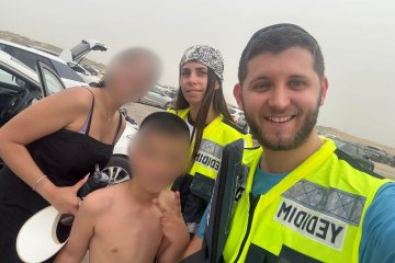 נתניה: ילד ננעל ברכב וחולץ על ידי מתנדבי ידידים • “למרות מזג האוויר והאובך שהקשו על החילוץ – לא וויתרנו”