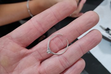 באר יעקב: טבעת נתקעה באצבעה של אישה – מתנדבי ידידים חילצו אותה בשלום