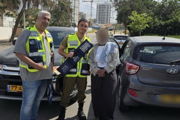 תינוק ננעל בשגגה ברכב, מתנדבי ידידים חילצו אותו בשלום • ״תוך תשע דקות מרגע הקריאה התינוק היה בחוץ״