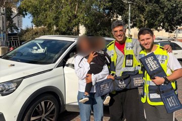 נתניה: פעוט ננעל ברכב לעיני אמו וחולץ על ידי מתנדבי ידידים • “לזכרם של הנופלים והגיבורים”