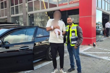 ראשון לציון: תינוקת ננעלה בשגגה ברכב, מתנדב ידידים חילץ אותה בשלום • ״זה תמיד מספק לראות את ההקלה אצל ההורים״