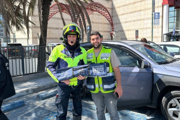 מלחה: תינוקת ננעלה ברכב וחולצה בשלום על־ידי מתנדבי ידידים • צפו🎥