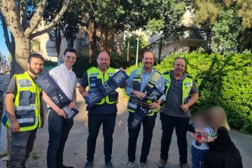 פתח תקווה: פעוט ננעל ברכב בשגגה לעיניו הוריו וחולץ על ידי מתנדבי ידידים • “ברגע שההורים ראו שהגענו הם נרגעו” • צפו 🎥