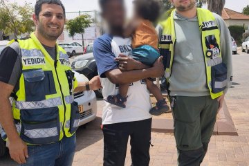 קרית גת: פעוט ננעל ברכב וחולץ בשלום על ידי מתנדבי ידידים • “ארגון ידידים צריך להדליק משואה”