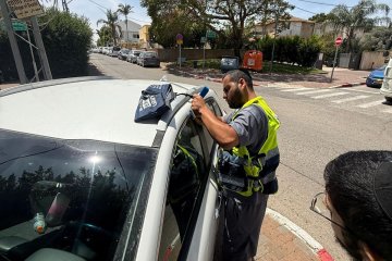 ראש העין: פעוט ננעל בשגגה ברכב, מתנדבי ידידים חילצו אותו בשלום