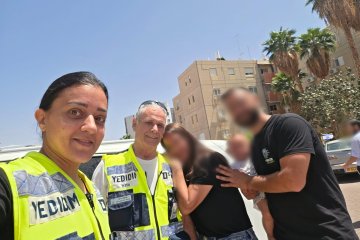 אילת: תינוק ננעל ברכב וחולץ בשלום ע”י מתנדבי ידידים • “הרגשת סיפוק אדירה בידיעה שזכיתי להציל חיים של תינוק קטן”
