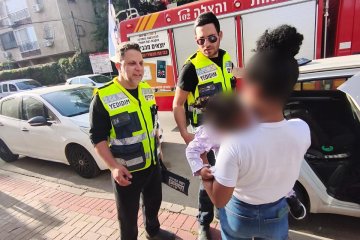 ראשון לציון: פעוטה ננעלה ברכב בשגגה וחולצה על ידי מתנדבי ידידים • “כוחות הביטחון שהיו במקום שיתפו פעולה עד לחילוץ”