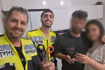 כפר יונה: טבעת נתקעה על אצבעה של אישה, מתנדבי ידידים חילצו אותה בשלום • “סגירת מעגל מרגשת לסייע לאורך הדרך” • צפו 🎥