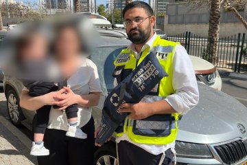 נתיבות: פעוט ננעל בשגגה ברכב, מתנדב ידידים חילץ אותו בשלום • בידידים קוראים להורים לאמץ ״כלל מפתח״ • צפו 🎥