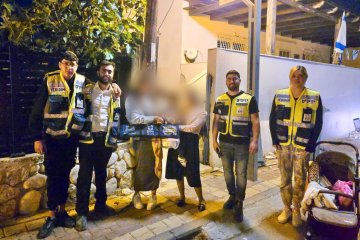 נתיבות: פעוט ננעל בשגגה ברכב, מתנדבי ידידים חילצו אותו בשלום • ״האם התרגשה ממהירות ההגעה והחילוץ״