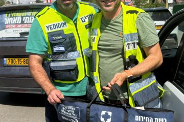 פתח תקווה: פעוטה ננעלה ברכב לעיני אביה וחולצה בשלום על ידי מתנדבי ידידים • בידידים קוראים לאמץ “כלל מפתח” • צפו 🎥