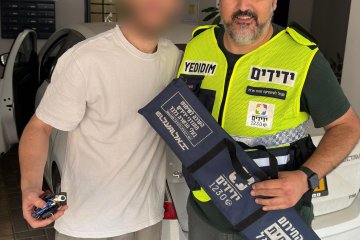 רמת גן: שני ילדים ננעלו ברכב בשגגה, מתנדב ידידים חילץ אותם בשלום
