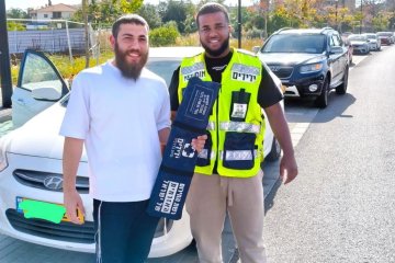 רחובות: תינוקת ננעלה בשגגה ברכב, מתנדבי ידידים חילצו אותה בשלום • ״תוך שניות בודדות פתחנו את הדלת״