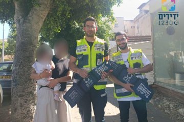 ראשון לציון: תינוקת ננעלה בשגגה ברכב, מתנדבי ידידים חילצו אותה בשלום • ״זו תחושת שליחות להיות האדם הנכון בזמן הנכון״