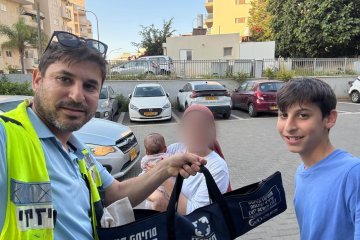 פתח תקווה: תינוקת כבת חודשיים ננעלה בשגגה ברכב, מתנדב ידידים הגיע לסייע במהירות • “הבן שלי כבר הכין את הערכה בדרך” • צפו 🎥