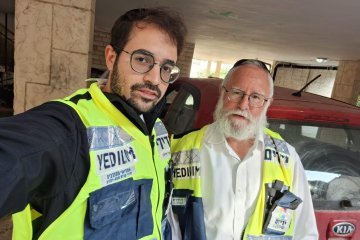 קרית אתא: תינוק וכלב ננעלו בשגגה ברכב, מתנדבי ידידים חילצו אותם בשלום • ״האימא לא הצליחה לדבר מרוב בכי״ • צפו🎥