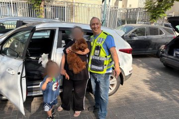 נתניה: כלב ננעל ברכב לעיני בעליו, מתנדב ידידים חילץ אותו בשלום