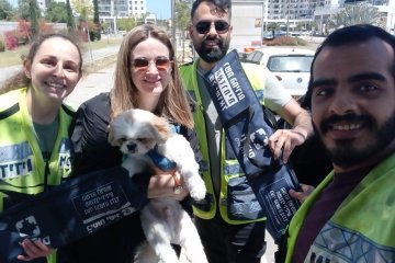 יבנה: כלב ננעל בשגגה ברכב, מתנדבי ידידים חילצו אותו בשלום • ״הציעו לשלם ואנחנו הסברנו שהשירות כרוך בחיוך״