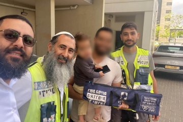 קרית גת: תינוק ננעל ברכב וחולץ בשלום ע”י מתנדבי ידידים • “מרגש ממש לראות את האם שמחה ומאושרת לקבל את בנה הקטן כשהוא בריא ושלם”