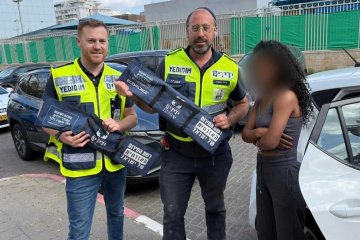 פתח תקווה: תינוקת ננעלה ברכב בשגגה, מתנדבי ידידים חילצו אותה בשלום • צפו🎥