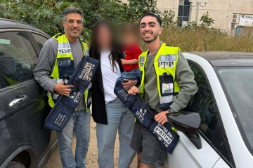 נתניה: תינוקת ננעלה ברכב בשגגה וחולצה בשלום על ידי מתנדבי ידידים