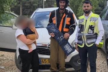 ראש העין: פעוט ננעל בשגגה ברכב, מתנדבי ידידים חילצו אותו בשלום • בידידים קוראים להורים לאמץ ״כלל מפתח״