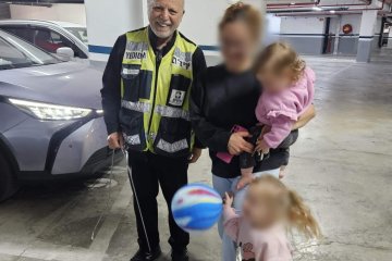 מודיעין: תינוקת ננעלה לבדה ברכב וחולצה בשלום על־ידי מתנדב ידידים