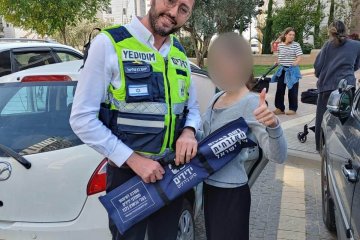 באר יעקב: פעוטה ננעלה בשגגה ברכב – מתנדבי ידידים חילצו אותה בשלום