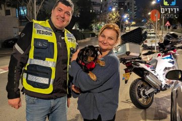 ראשון לציון: כלב ננעל בשגגה ברכב, מתנדב ידידים חילץ אותו בשלום • ״עזבתי הכל ויצאתי מיד למקום״