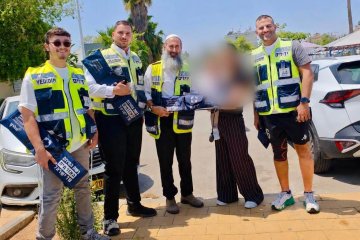 קרית גת: פעוטה ננעלה בשגגה ברכב, מתנדבי ידידים חילצו אותה בשלום • ״כל הכבוד שהגעתם מהר״