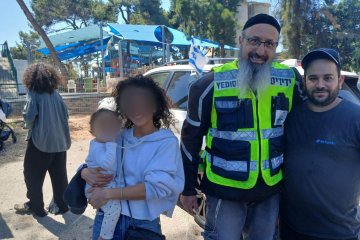 אודים: תינוק ננעל בשגגה ברכב, מתנדבי ידידים חילצו אותו בשלום