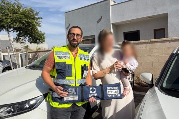 שדרות: פעוטה ננעלה ברכב וחולצה בשלום על ידי מתנדבי ידידים • “תחושה מדהימה של הצלת חיים”