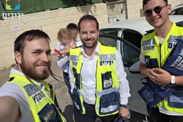 רמת־שלמה: פעוטה ננעלה לבדה ברכב וחולצה בשלום על־ידי מתנדבי ידידים