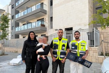 גן יבנה: תינוק ננעל ברכב וחולץ בשלום ע”י מתנדבי ידידים • “האם לא הפסיקה להודות ולשבח את ארגון ידידים”
