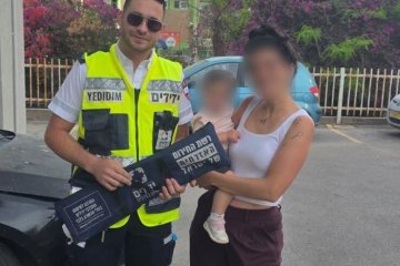 ראשון לציון: פעוטה ננעלה ברכב בשגגה וחולצה על ידי מתנדב ידידים • “אי אפשר להשאר אדיש לחיוך של ילד לאחר החילוץ”