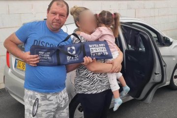 נהריה: פעוטה ננעלה ברכב, מתנדב ידידים חילץ אותה בשלום