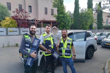 חדרה: ילד ננעל ברכב בשגגה וחולץ על ידי מתנדבי ידידים • “למרות האתגרים בפתיחה לא ויתרנו”