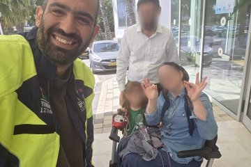 עכו: שתי טבעות נתקעו באצבעה של אישה, מתנדב ידידים חילץ אותן מן האצבע בשלום