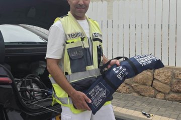 טבריה: פעוטה ננעלה ברכב, מתנדב ידידים חילץ אותה בשלום