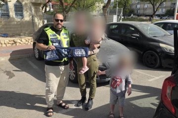 באר שבע: פעוטה ננעלה בשגגה ברכב, מתנדבי ידידים חילצו אותה בשלום • ״אין כמו ידידים״ • צפו 🎥