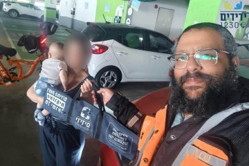 רחובות: תינוק ננעל בשגגה ברכב, מתנדב ידידים חילץ אותו בשלום • ״כולם התפעלו ממהירות ההגעה והפתיחה״