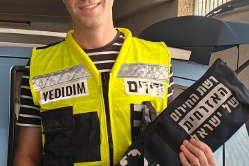 טירת הכרמל: פעוטה ננעלה בשגגה ברכב וחולצה בשלום ע”י מתנדב ידידים