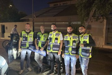 אופקים: תינוק ננעל בשגגה ברכב, מתנדבי ידידים חילצו אותו בשלום • ״כשתי דקות בלבד מקבלת הקריאה, התינוק חולץ״ • צפו 🎥